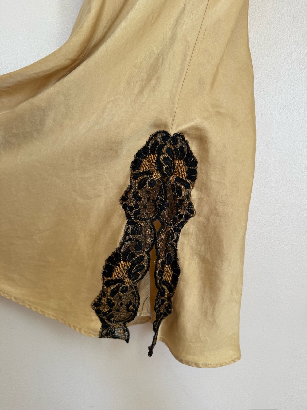 100% Silk Gold Tag Vintage Victoria’s Secret Gold Slip Black Lace - Picture 3 of 7